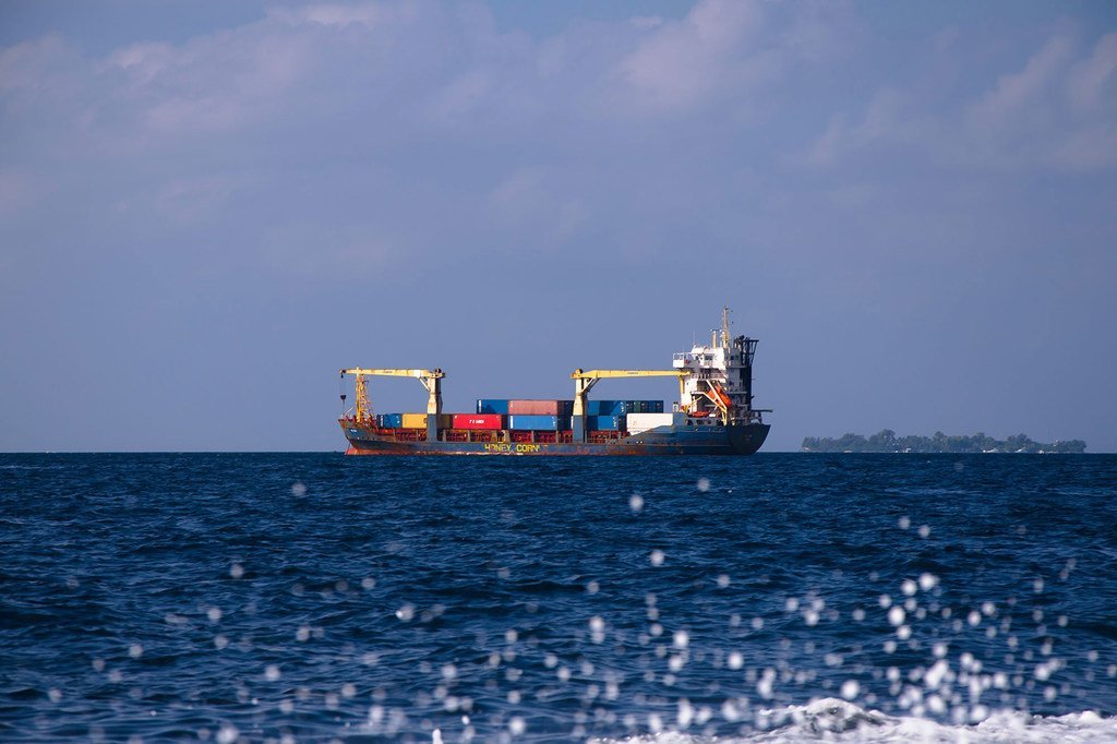 一艘航行在海上的集装箱船。